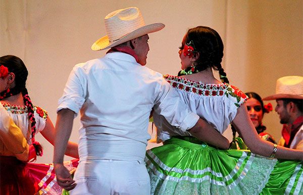 Bailarines del INBAL se presentaron en la sexta gala artística Ixtapaluca