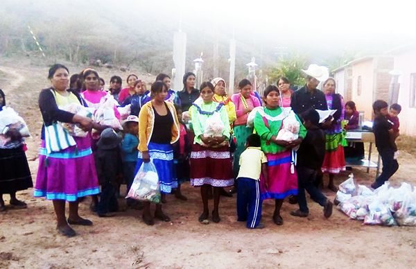 Reciben antorchistas despensas y tecnología ecológica 