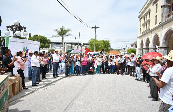 Entregan apoyos a familias de Ahuatempan