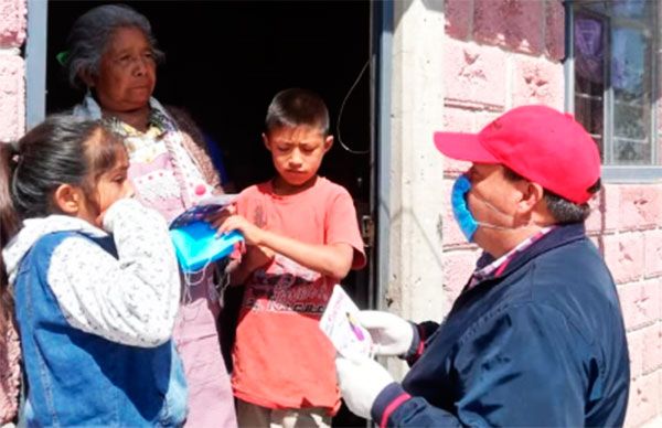 Distribuyen funcionarios de Ocoyucan insumos sanitarios contra Covid-19