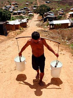 Sin agua, sin drenaje, sin sanidad y sin trabajo, ¿cómo enfrentan los pobres al Covid-19?