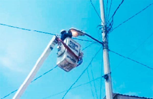Ilumina Antorcha calles del norte de Puebla