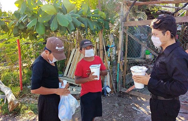Colonos de Bacalar entregan apoyos alimenticios a grupos vulnerables