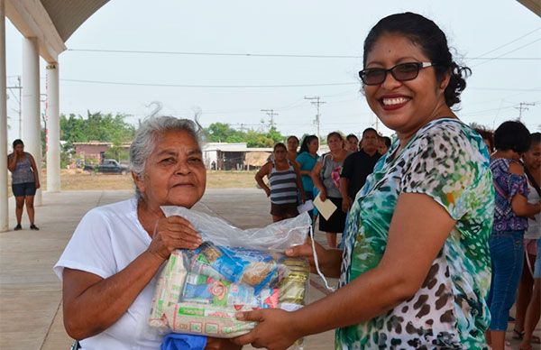 Entregan apoyos a familias de Matacocuite 