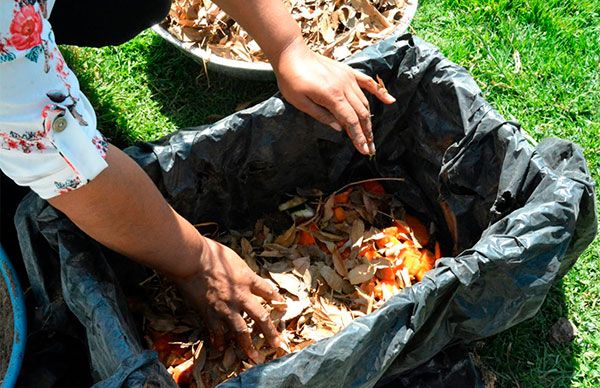 HortaDIF enseña a reutilizar desperdicios para composta