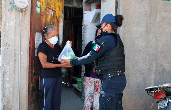 Policías de Chimalhuacán continúan con la entrega de apoyos alimentarios