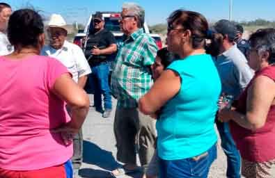 Bloquean carretera en Viesca por falta de agua