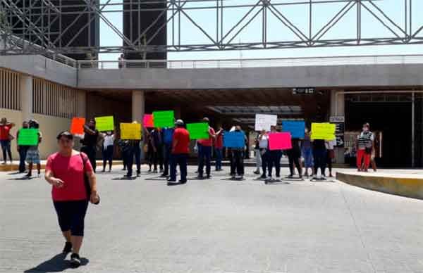 Exigen maestros sustitución de palapas por escuela digna