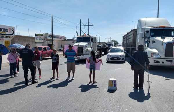 Se manifiestan en carretera de Torreón en demanda de agua