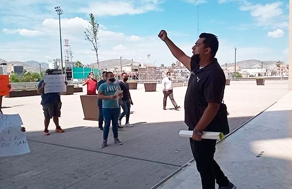 Maestros de Torreón se manifiestan en demanda de infraestructura escolar