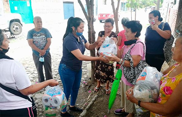 Antorcha entrega de apoyos alimentarios en La Gloria