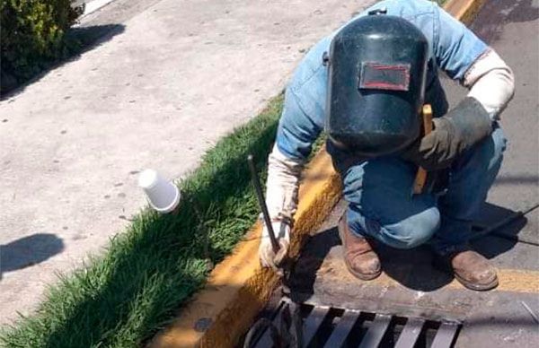 Coloca OPDAPAS Ixtapaluca rejillas en calles para prevenir inundaciones