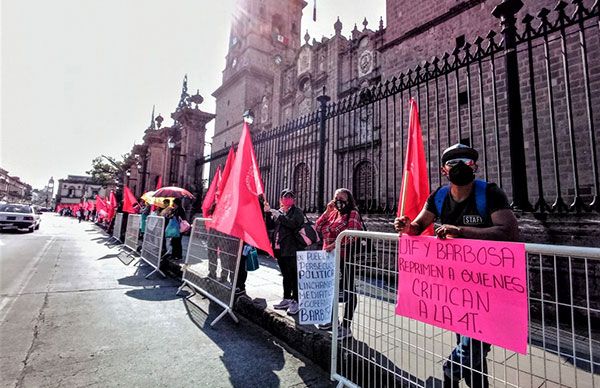 Con cadena humana, piden michoacanos alto a la represión política en Puebla