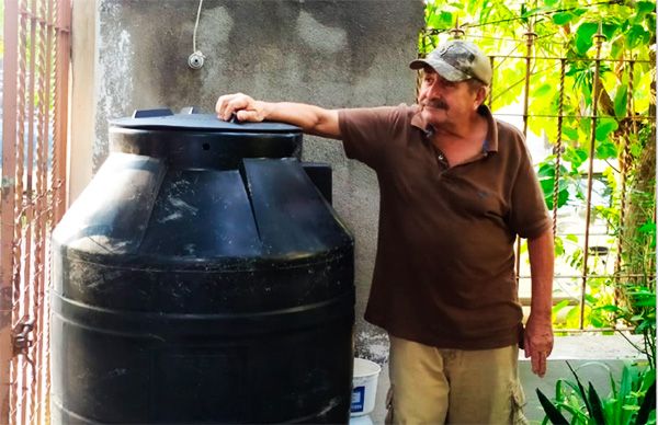 Obtienen familias vulnerables tinacos para garantizar agua en sus hogares  