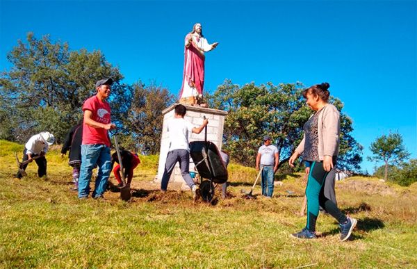 Antorchistas de Tlaxcala realizan faena en su colonia