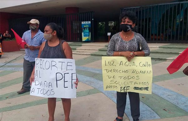 Antorchistas de Quintana Roo protestan con cadena humana por recorte de presupuesto 2021
