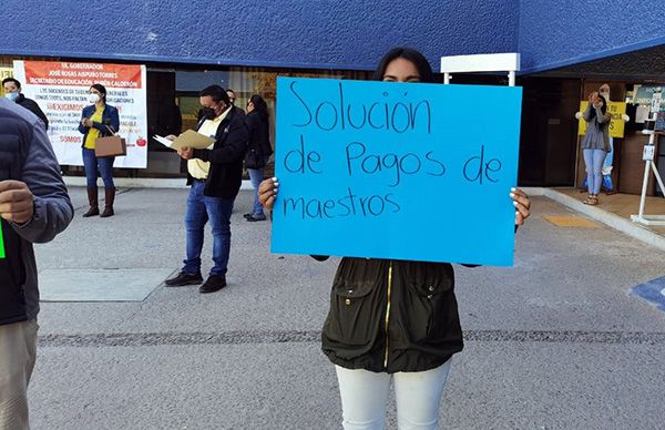 Protestan maestros de Durango por incumplimiento de pago de salarios