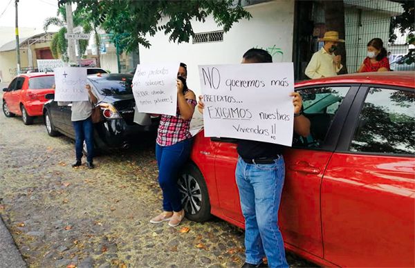 Maestros antorchistas demandan vivienda en Colima