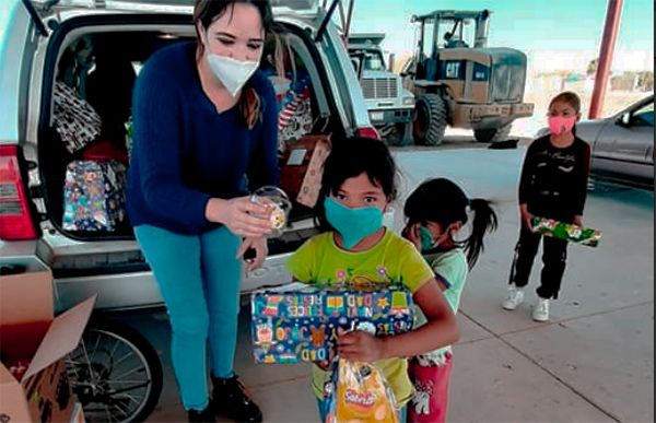 Maestros llevan juguetes a niños de escasos recursos de Coahuila 