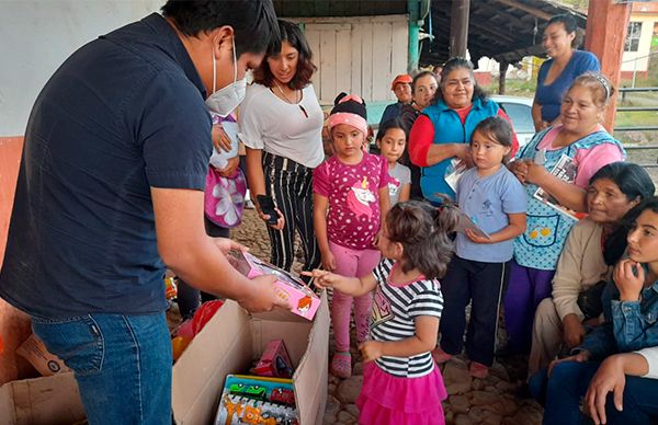 Antorchistas entregan juguetes a niños con motivo del Día de Reyes