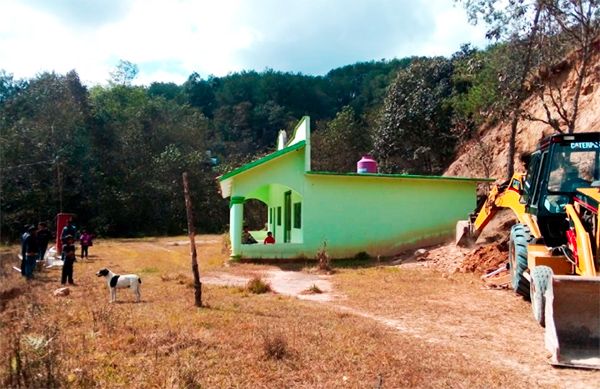 Envía ayuntamiento retroexcavadora a pueblo de Cochoapa el Grande