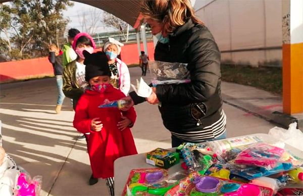 Antorcha Toluca festeja el Día de Reyes con entrega de juguetes