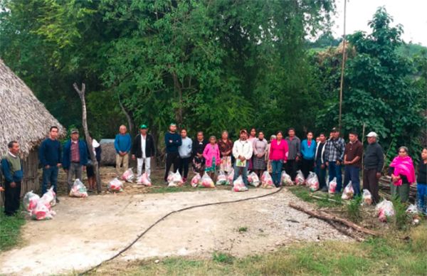 Antorcha entrega despensas a familias pobres de la Huasteca