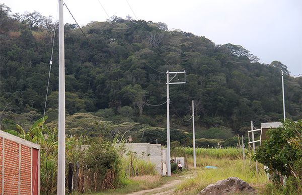 Antorchistas logran ampliación de luz eléctrica en la Col. La perlaâ? en Xalapa