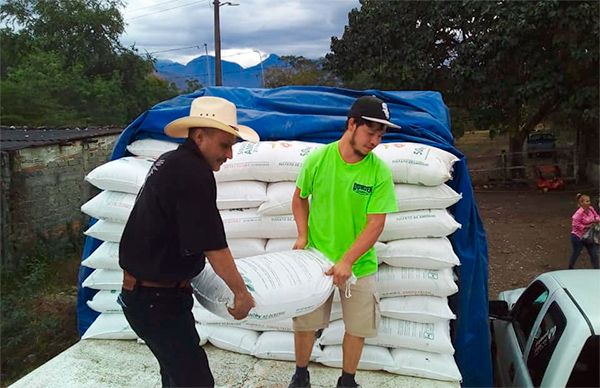 Antorcha entrega fertilizante para comunidades de Minatitlán