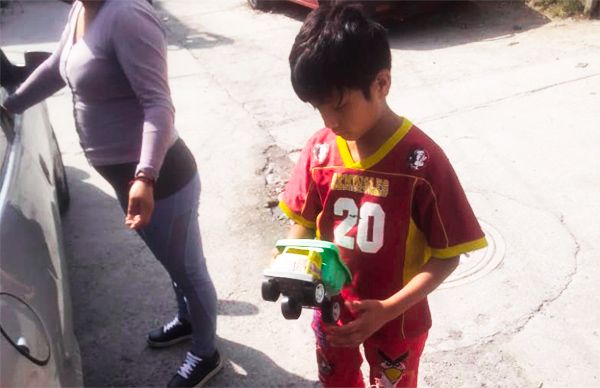 Antorcha entrega en Huixquilucan juguetes a cientos de niños