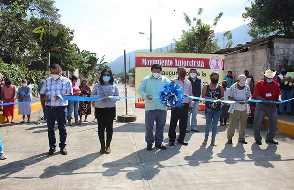 Antorcha inaugura pavimentación de calle en Cuichapa