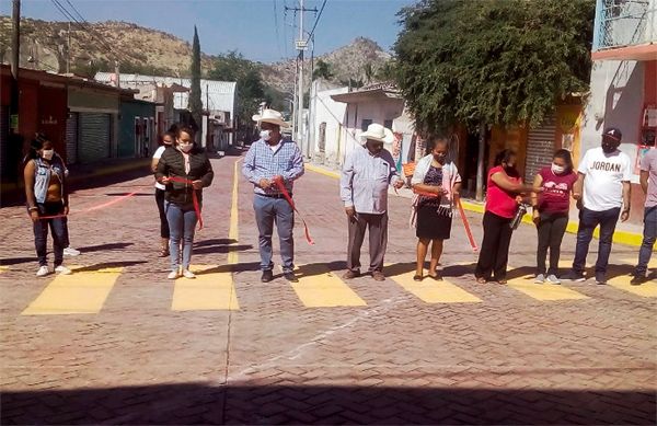 Inaugura presidente municipal obras en la Mixteca