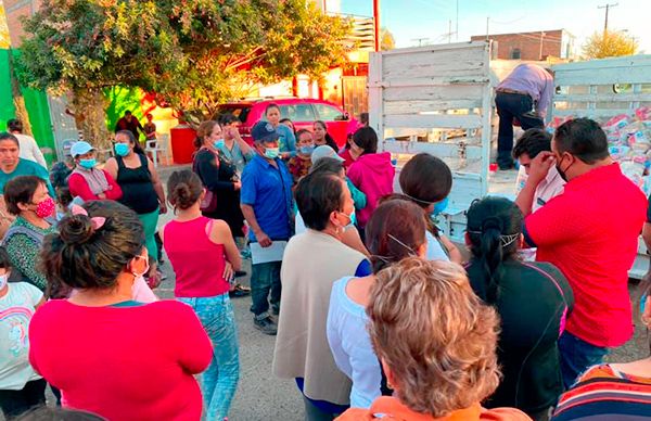 Antorcha entrega cien despensas en El Llano