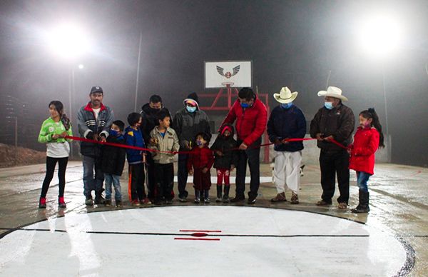 Inaugura ayuntamiento cancha de usos múltiples en La Loma