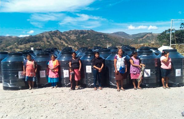 Gestiona Antorcha tinacos para familias de Axopilco, Chilapa