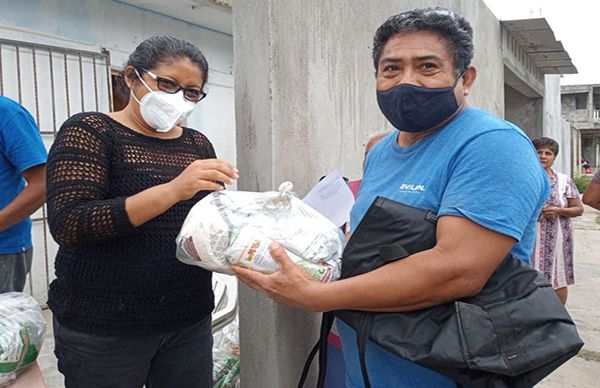 Antorcha entrega despensas en Matacocuite