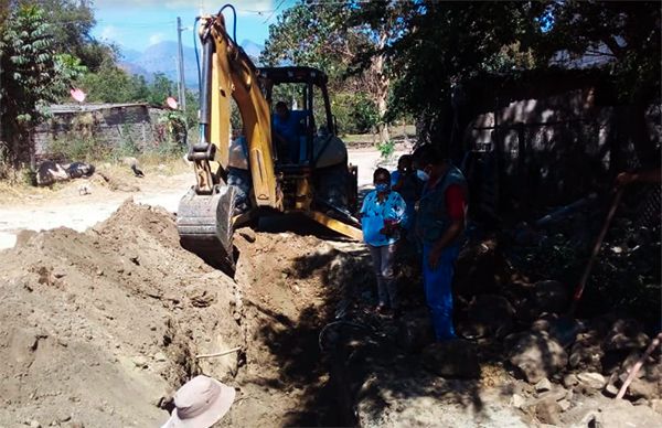 Minatitlenses logran introducción de drenaje en Colonia antorchista