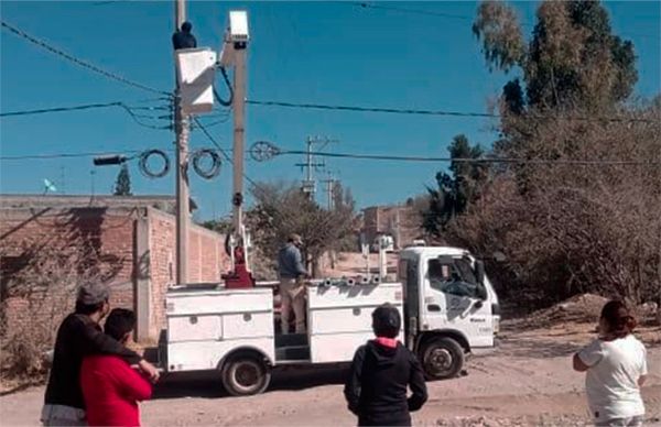 Antorcha ilumina a comunidad Lo de Juárez