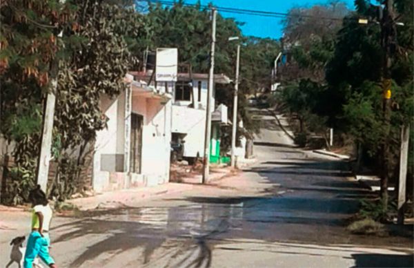 Aguas residuales corren sobre calles de la colonia Narciso Mendoza
