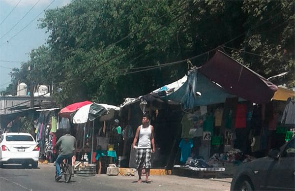 Proliferan vendedores ambulantes en zona turística y periferia de Acapulco