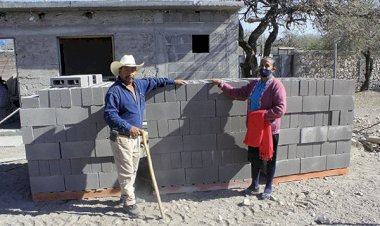 Entrega ayuntamiento de Charcas programa de vivienda