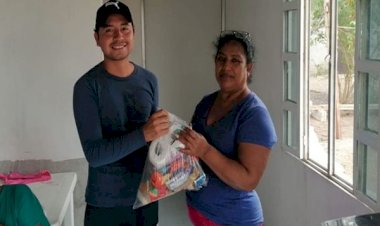 Antorcha entrega despensas en Medellín