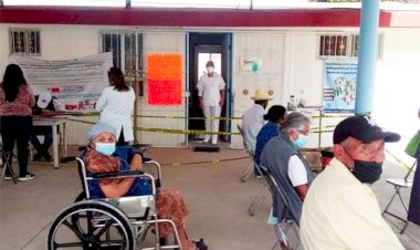 Vacunan a adultos mayores en comunidades de la Mixteca