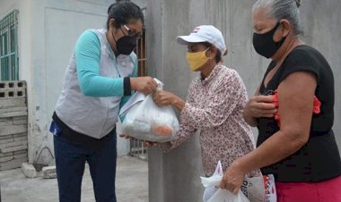 Antorchistas de Matacocuite reparten despensas