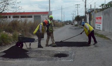 Arreglan baches en Matacocuite