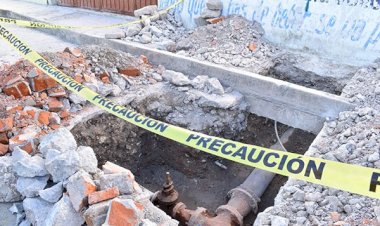 Sustituyen válvulas en la red de agua potable en Ixcaquixtla