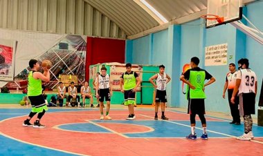 Jóvenes basquetbolistas reanudan partidos de la liga deportiva Espartaco
