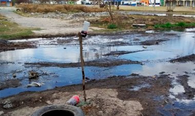 Logran vecinos de colonia antorchista desazolve tras fuga de drenaje