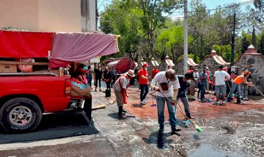 Comerciantes y autoridad limpian y desinfectan calles en Ixtapaluca