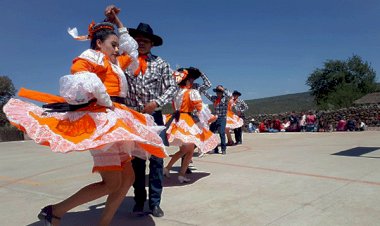 Logra Antorcha cancha de usos múltiples en Mezquital